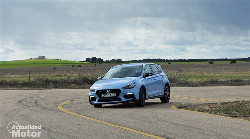 Hyundai i30 N test on the front curve